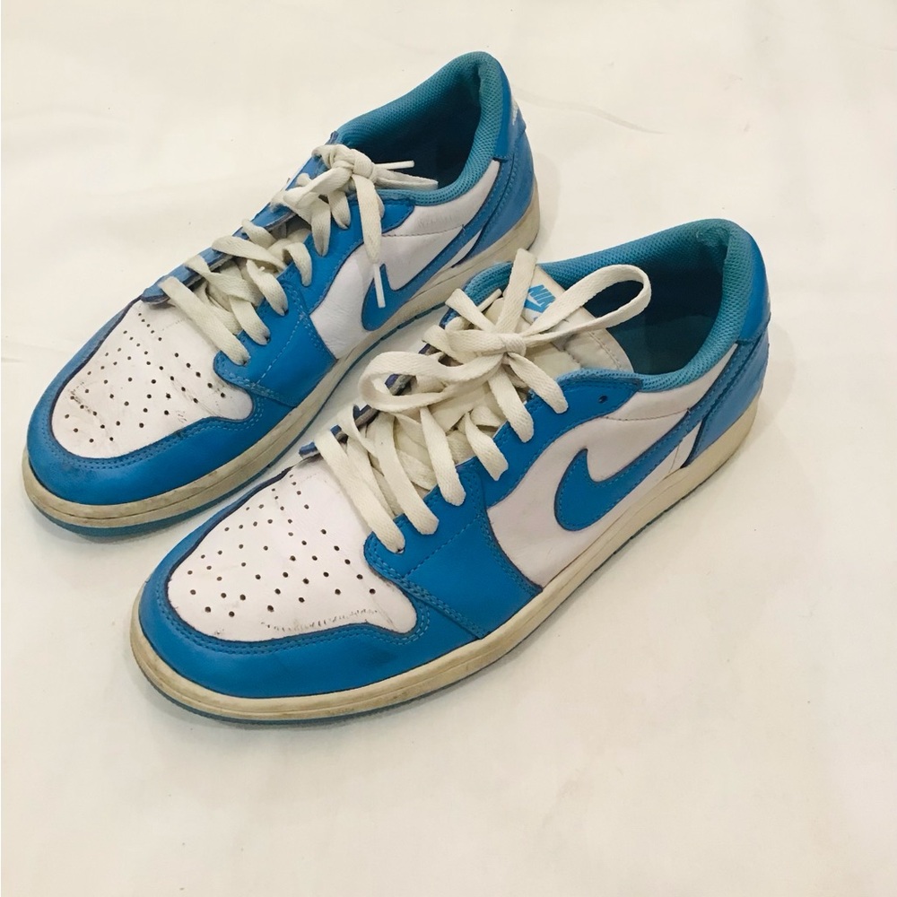 Nike Low-Top Sneakers in White and Light Blue